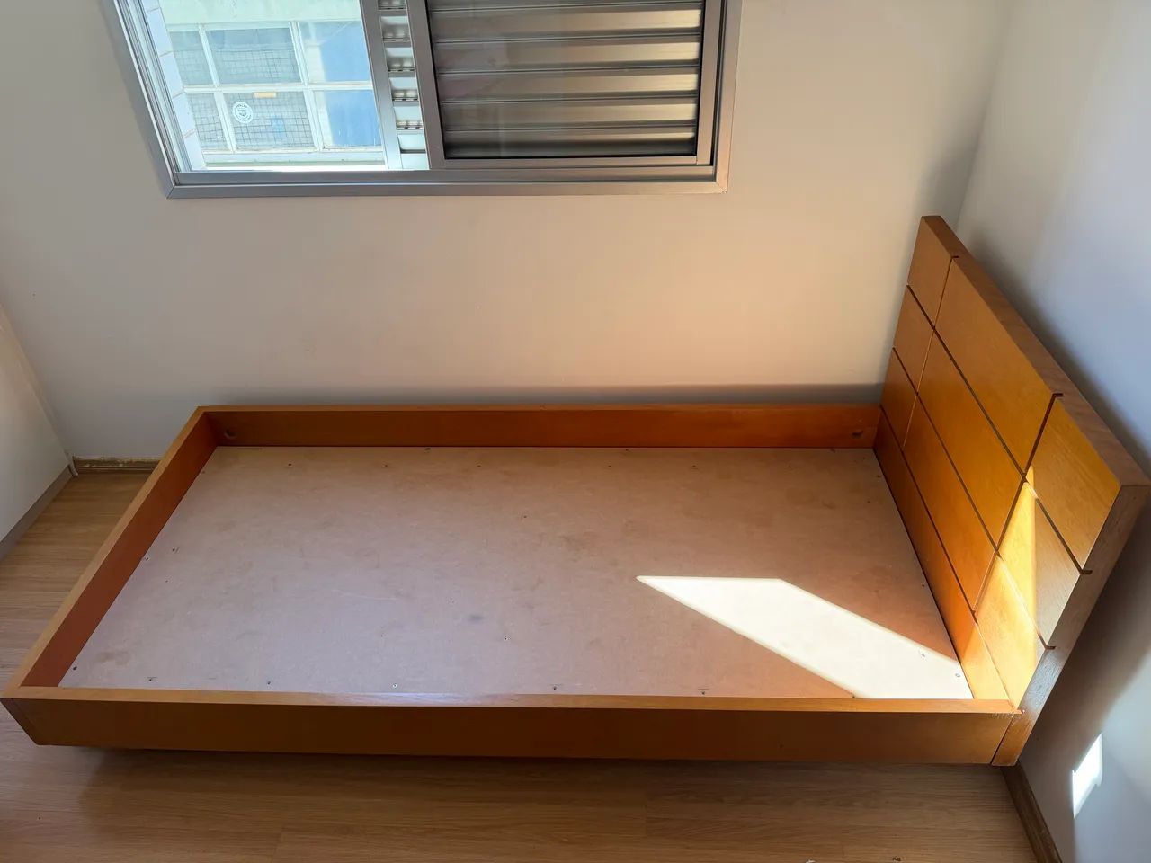 Cama de Solteirão em Madeira Maciça + Colchão Simmons - Semi Nova - Excelente Estado - Foto 4