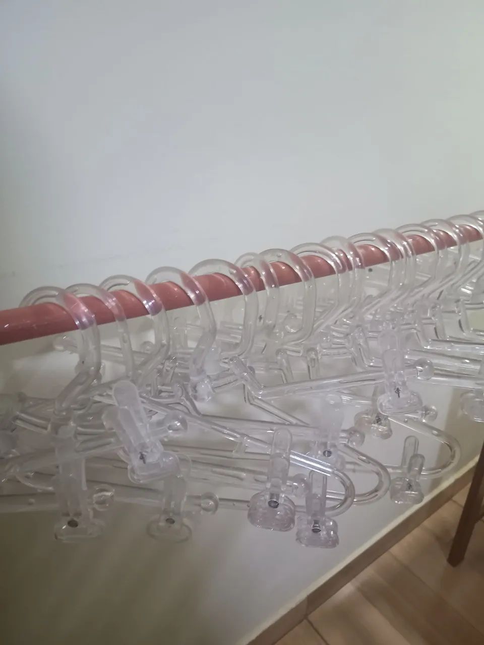 Cabide saia giratório acrílico reforçado c/ presilha - Foto 4