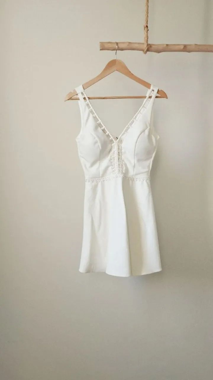 vestido bege bordado