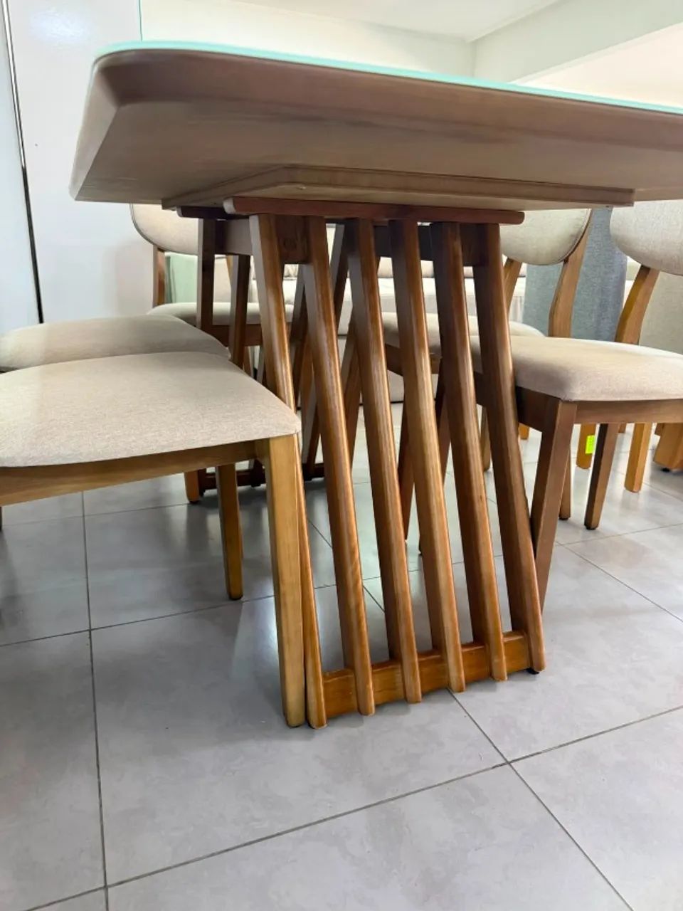 CONJUNTO MESA COM 6 CADEIRAS ESTOFADAS MADEIRA MACIÇA  - Foto 3