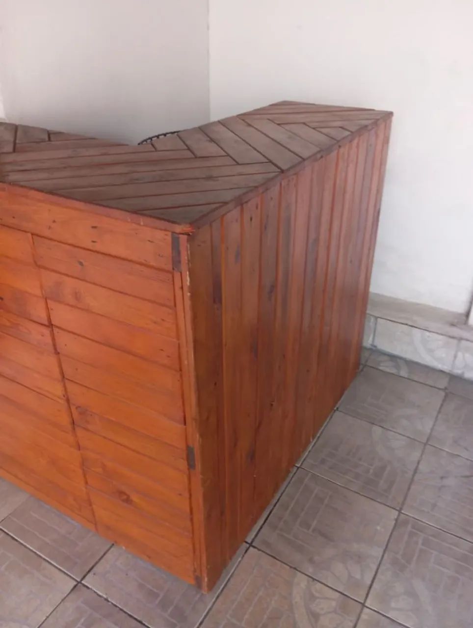 balcão de madeira com duas banquetas alta 
