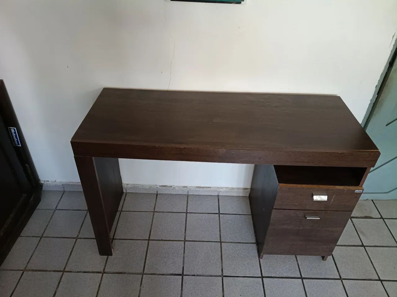 Mesa de Escritório com Gavetas - Grande e Resistente - Foto 4