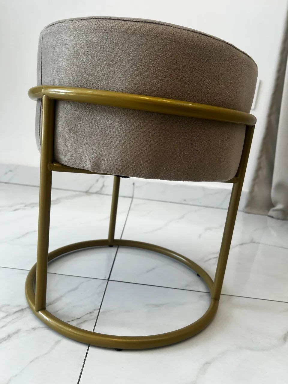 Puff bege com metalon dourado - Foto 3