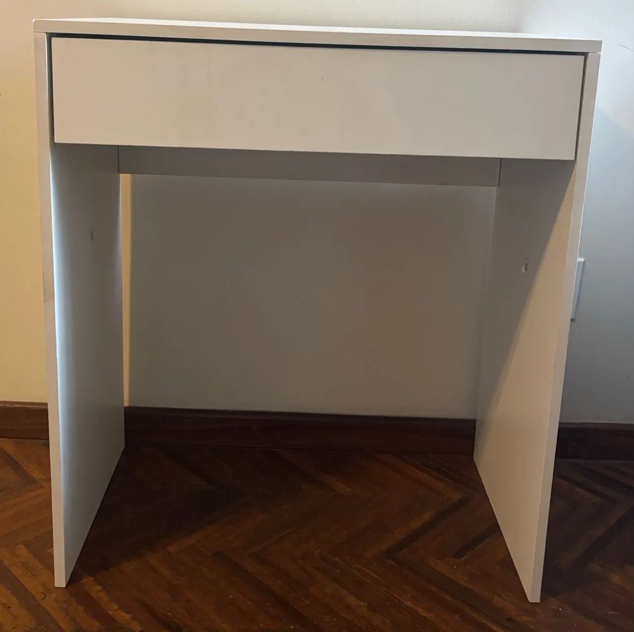 Mesa com uma gaveta