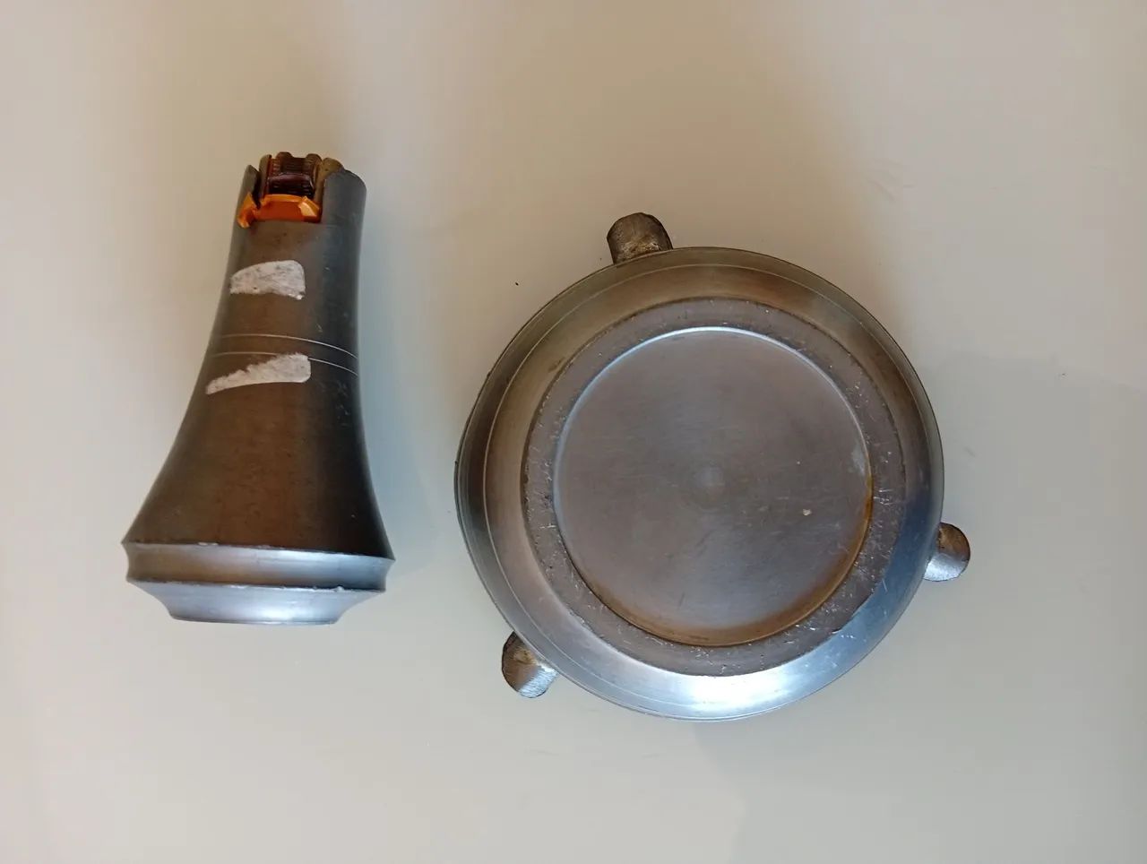 Isqueiro e cinzeiro de mesa em estanho  - Foto 5
