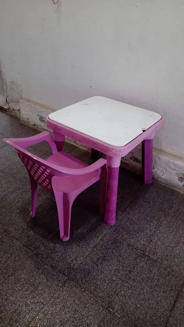 Mesinha infantil com cadeira