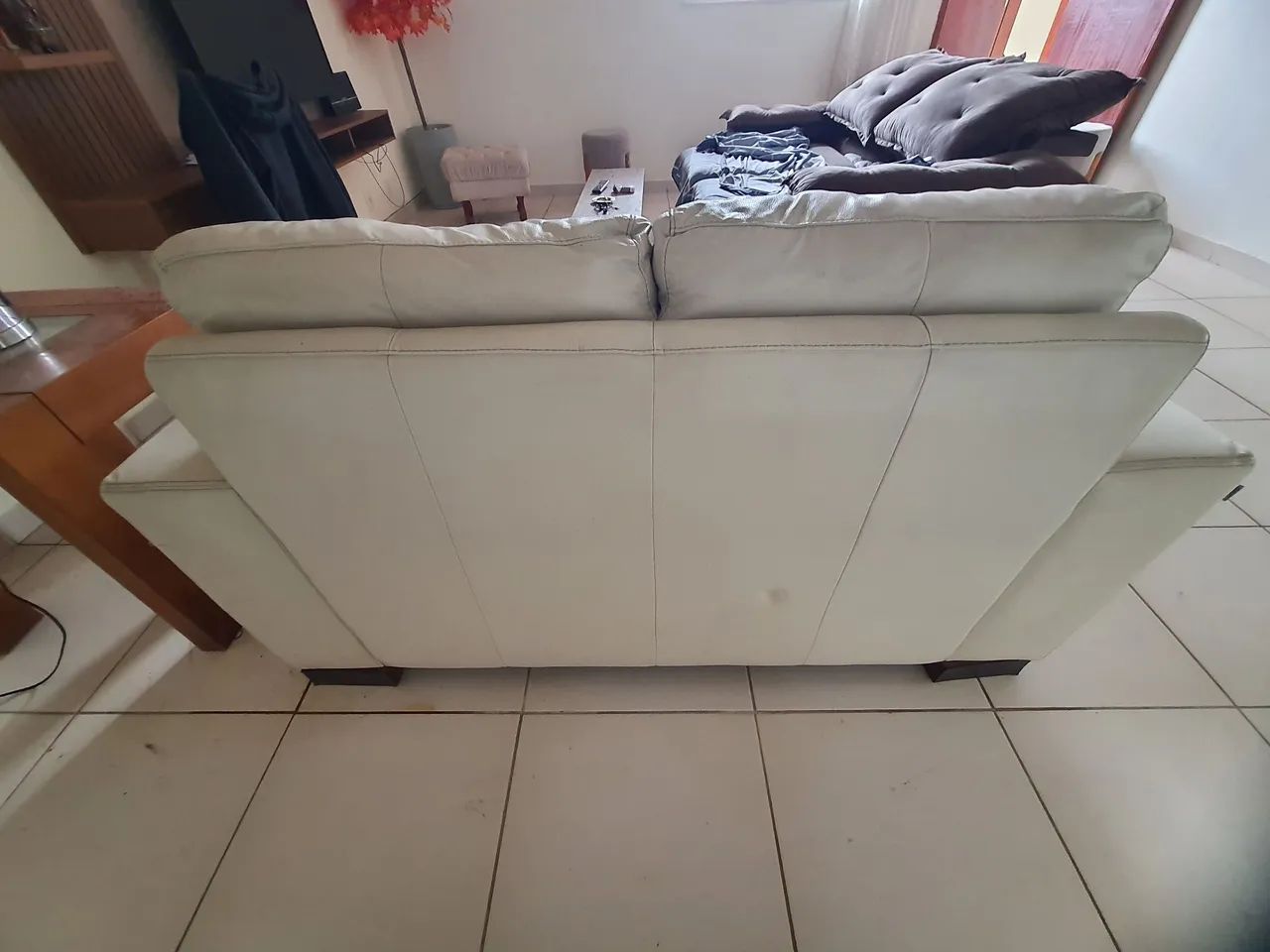 Sofá 2 lugares, semi novo, couro legítimo na cor bege. - Foto 4