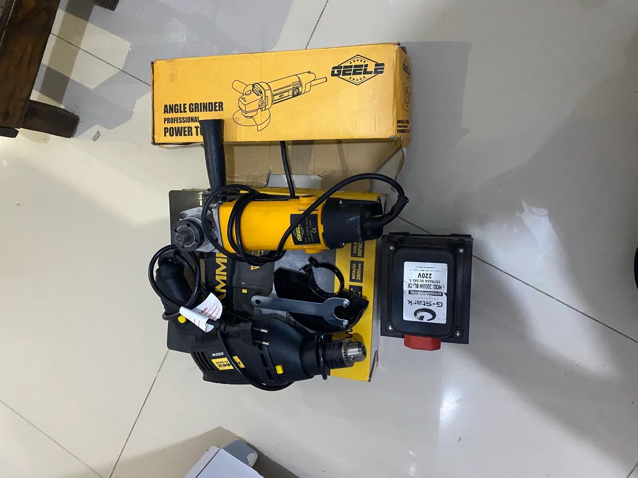 Furadeira lixadeira e um transformador 