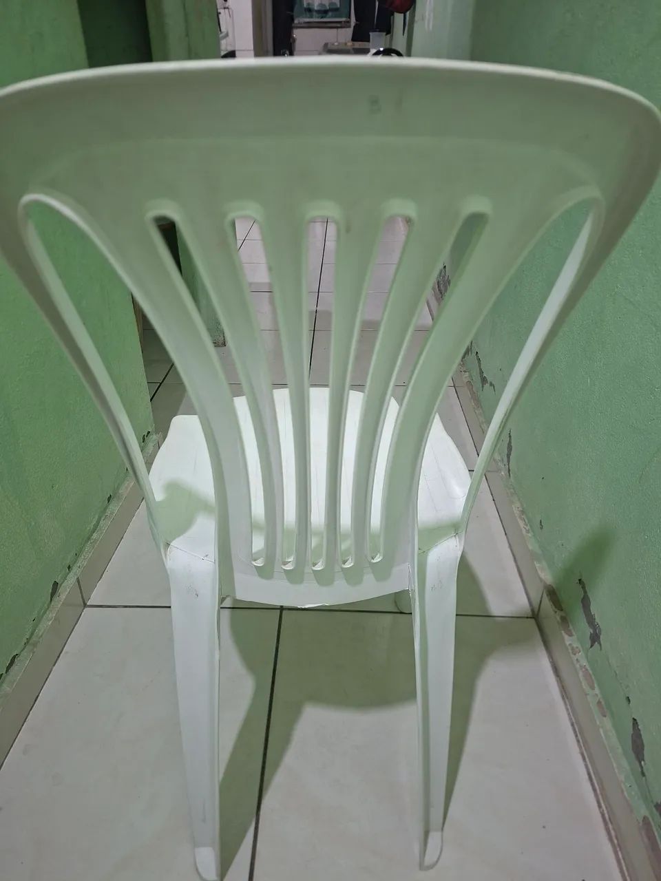 Lote com 50 cadeiras de plástico  - Foto 2