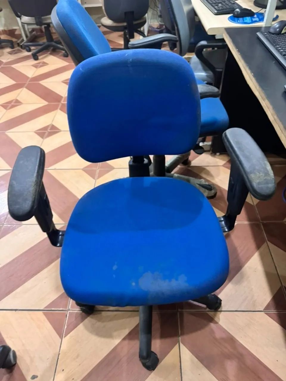 CADEIRA ESCRITORIO PRETA - Foto 2