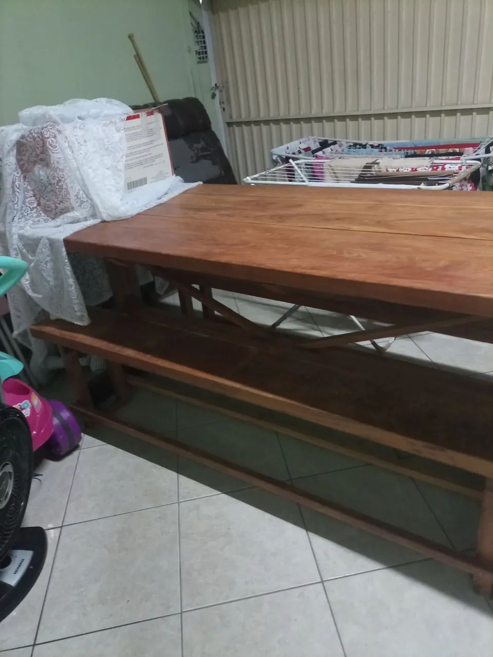 Mesa maciça 2.200x82 com 2 bancos - Foto 3