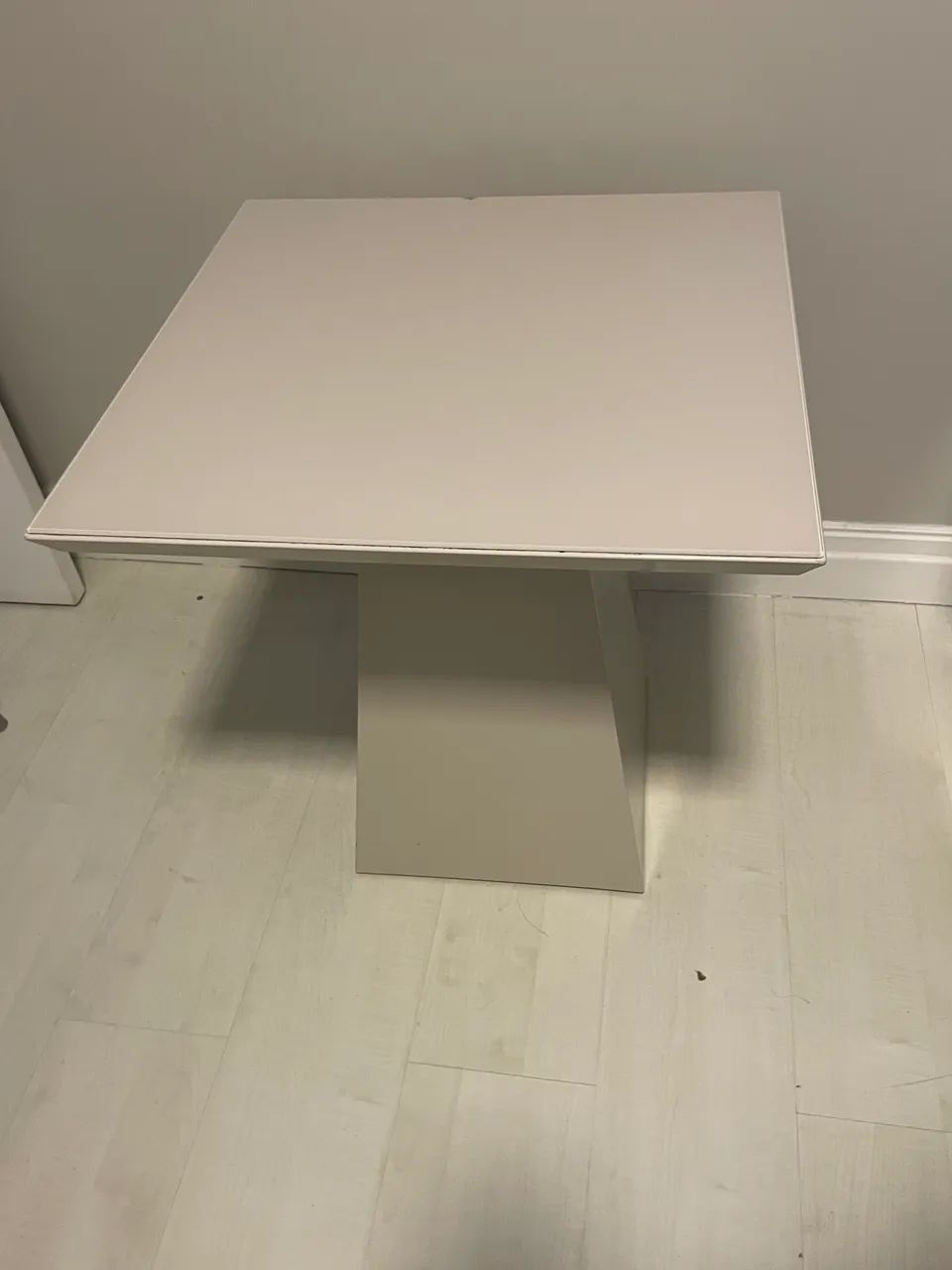 Mesa lateral em laca e tampo de vidro  - Foto 3