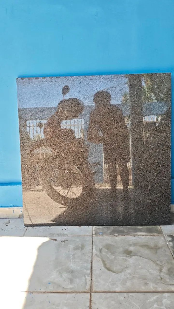 granito de cor escura 