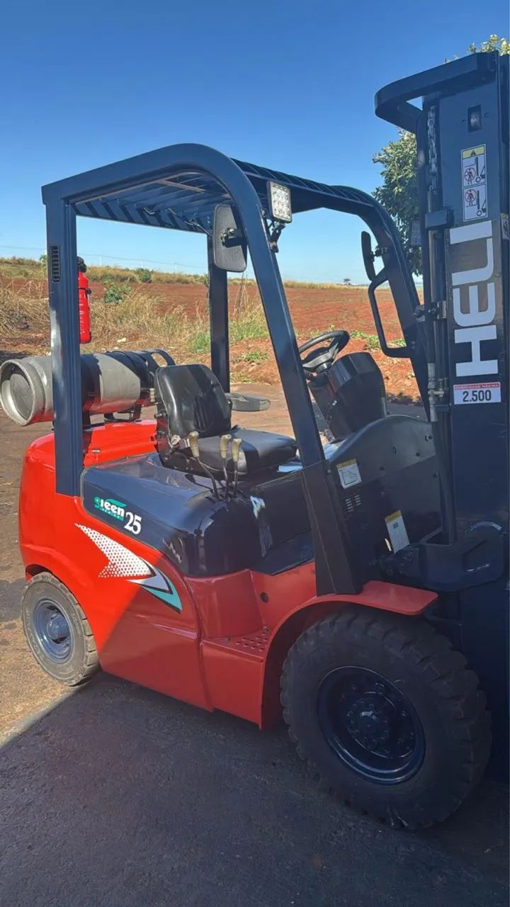 VENDO ou TROCO Empilhadeira HELI 2.5T a Gás, 4700 mm Triplex em Carro ou Moto. - Foto 6