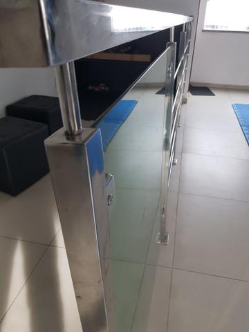 Divisória de inox e vidro