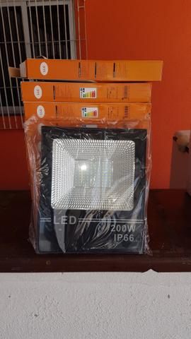 Vendo refletores led 200wts aprova dgua cada custa cada um custa 250.00 reais