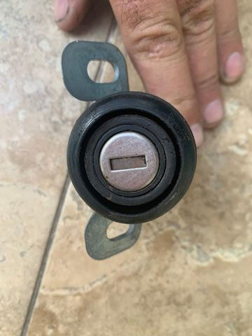 Miolo da fechadura tampa traseira vw gol g5 original - Foto 4