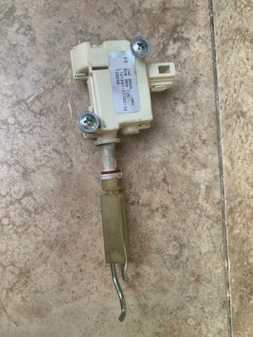 Trava eletrica tampa traseira vw golg5/g6 original - Foto 2