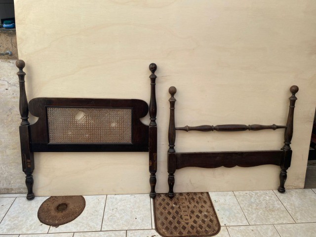 Cama Colonial em Imbuia Maciça de solteiro sem Estrado