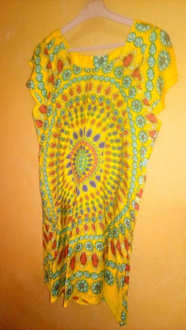 Vestido Amarelo manga curta com designer de uma mandala