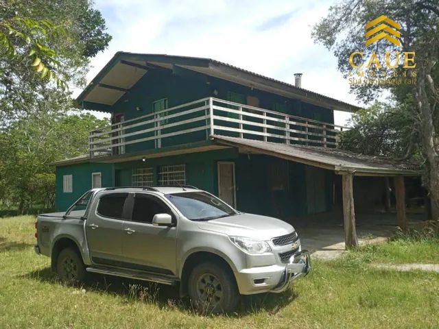 Sítio de 2 hectares com casa de 6 dormitórios.