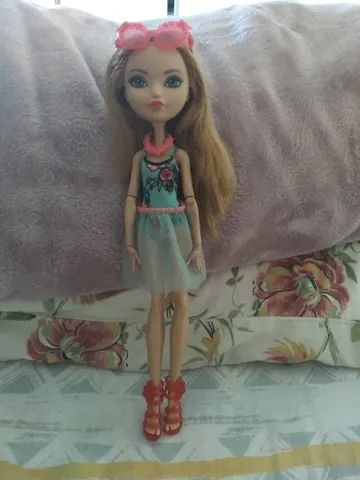 Boneca Ever After High Apple White Praia Encantada