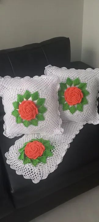 Jogo de almofadas em crochê com flores + caminho de mesa - Foto 3