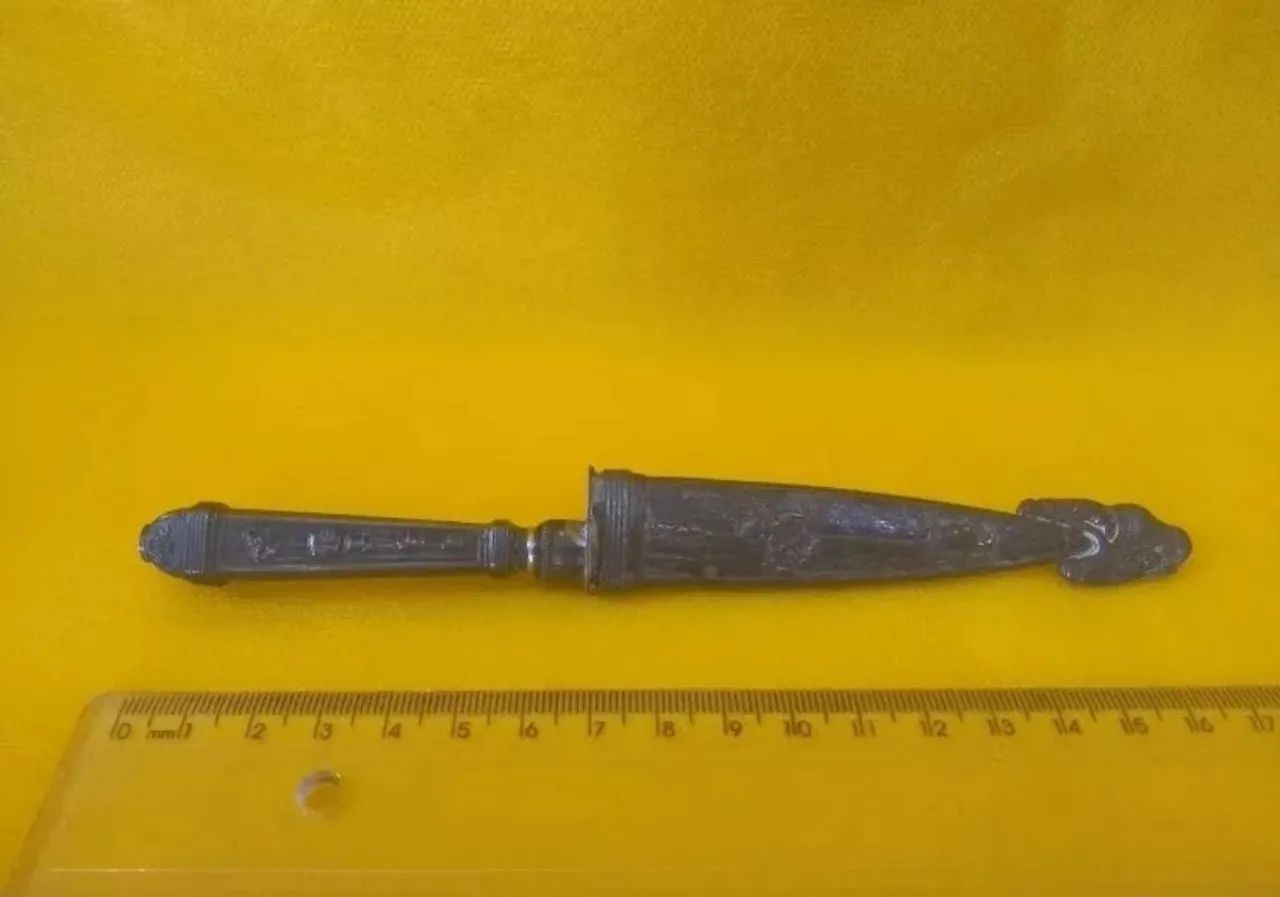 * MT Faca de Mesa Antiga com Bainha Decorada - Foto 3