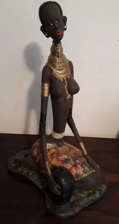 Escultura em gesso com detalhes em palha e tecido  - Foto 2