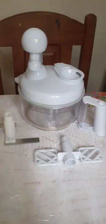 Multiprocessador de alimentos manual. 