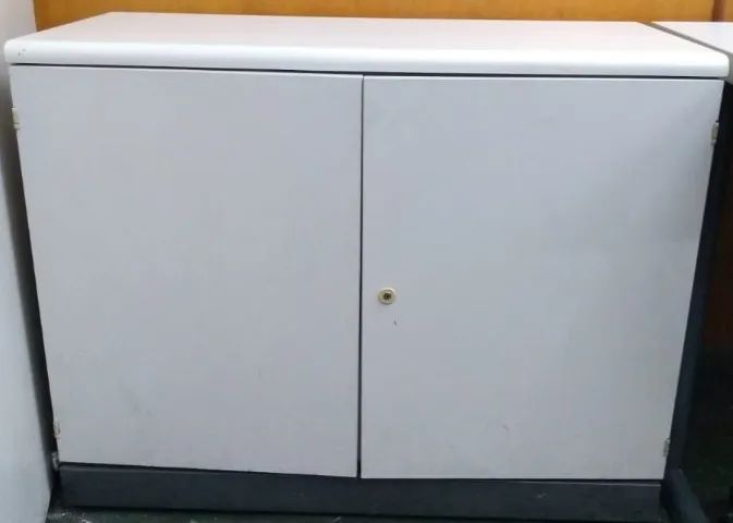 Armário Baixo com 2 divisórias Material em Arvoplac e base em Metal