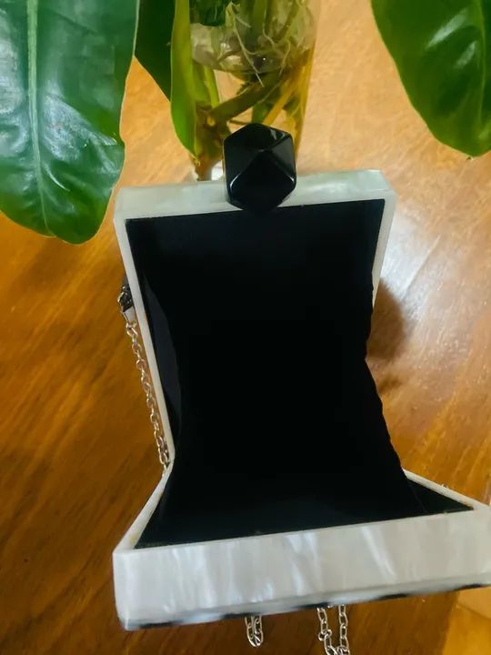 Bolsa de mão branca com detalhes em preto - Foto 4
