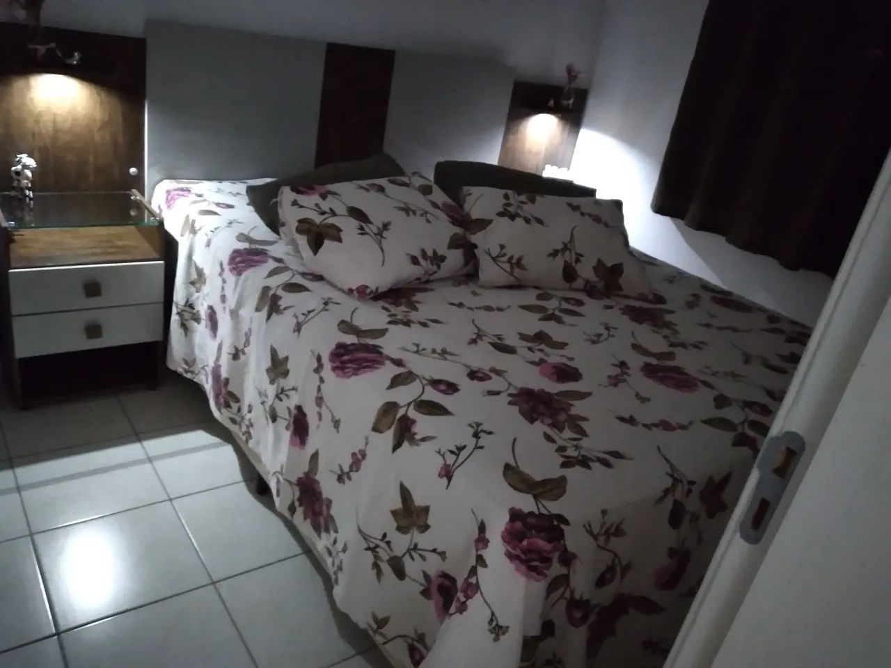 Cabeceira de casal e colcha estampada