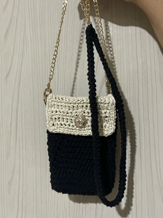 Bolsa de ombro bicolor em crochê 