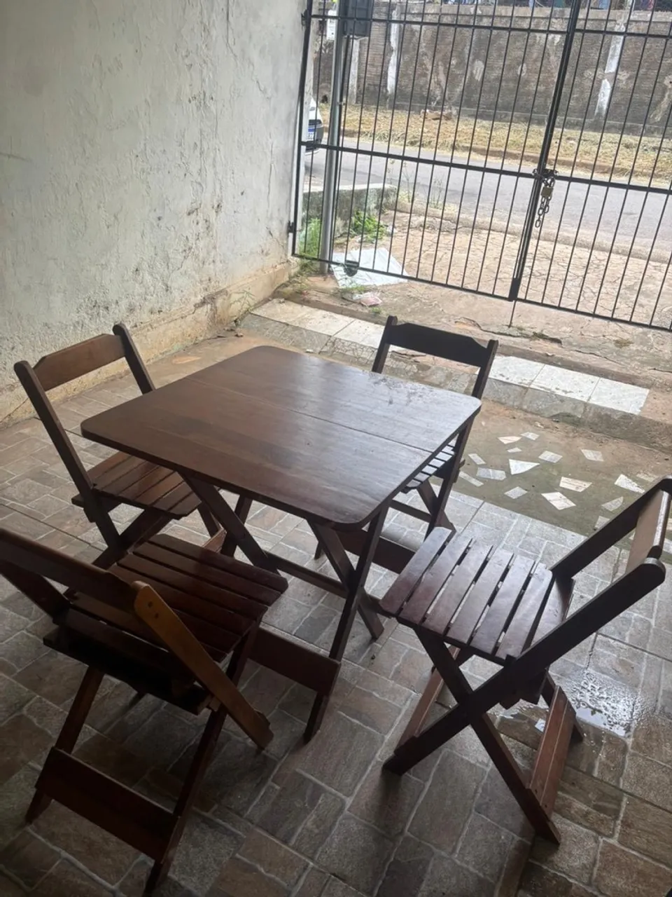 Conjunto de mesa e cadeiras dobráveis de madeira