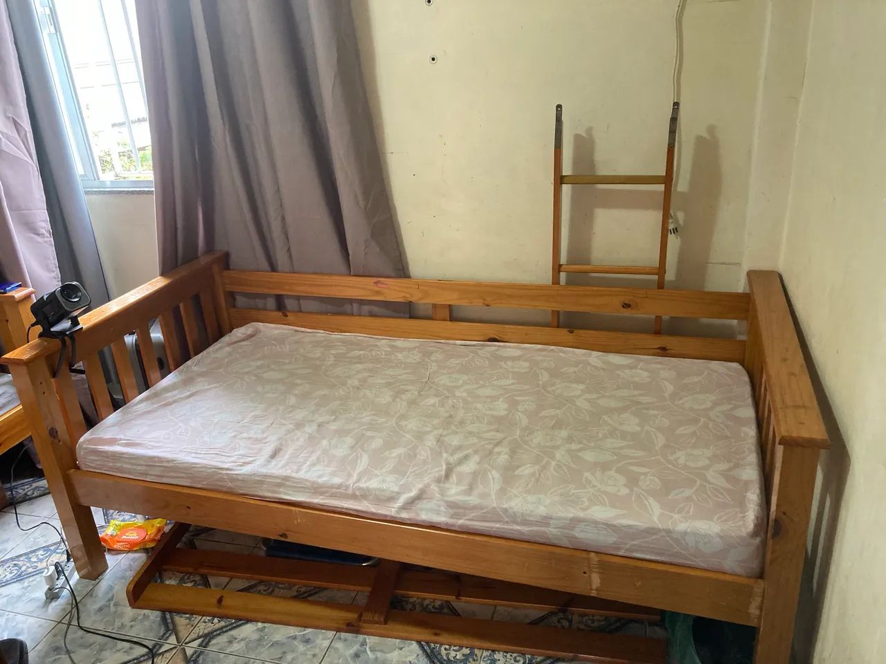 Uma beliche de madeira  - Foto 2