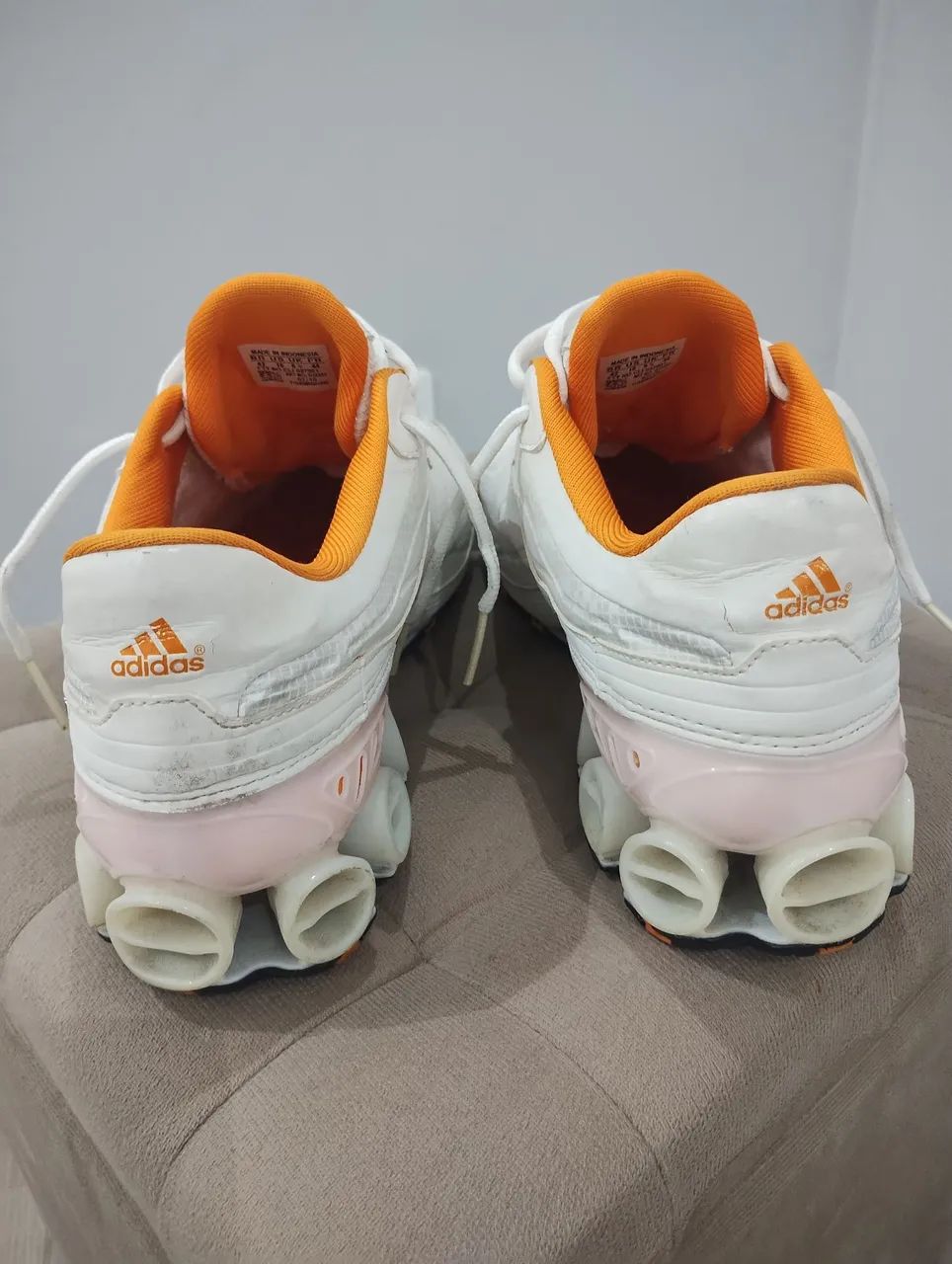 Tênis Adidas Branco com Detalhes Laranja - Foto 5