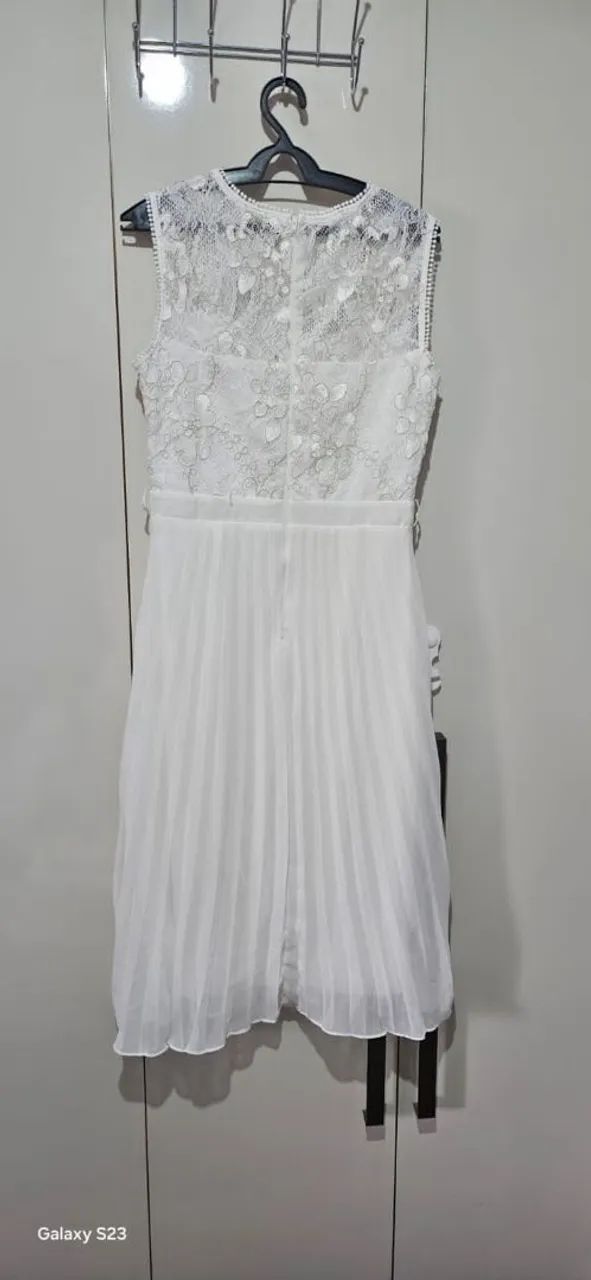 Vestido de renda com saia plissada  - Foto 3