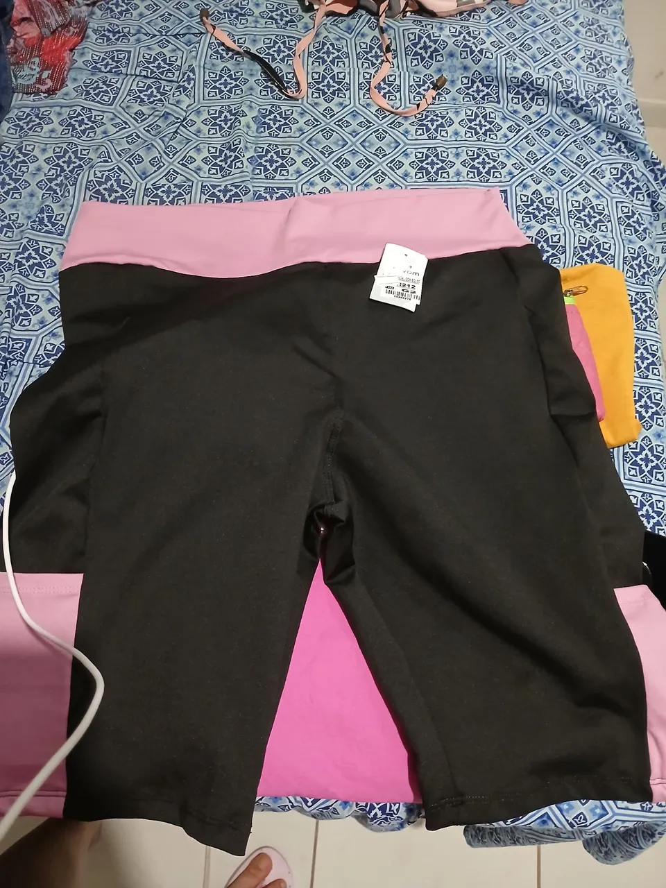 Short Feminino Preto com Detalhes Rosa