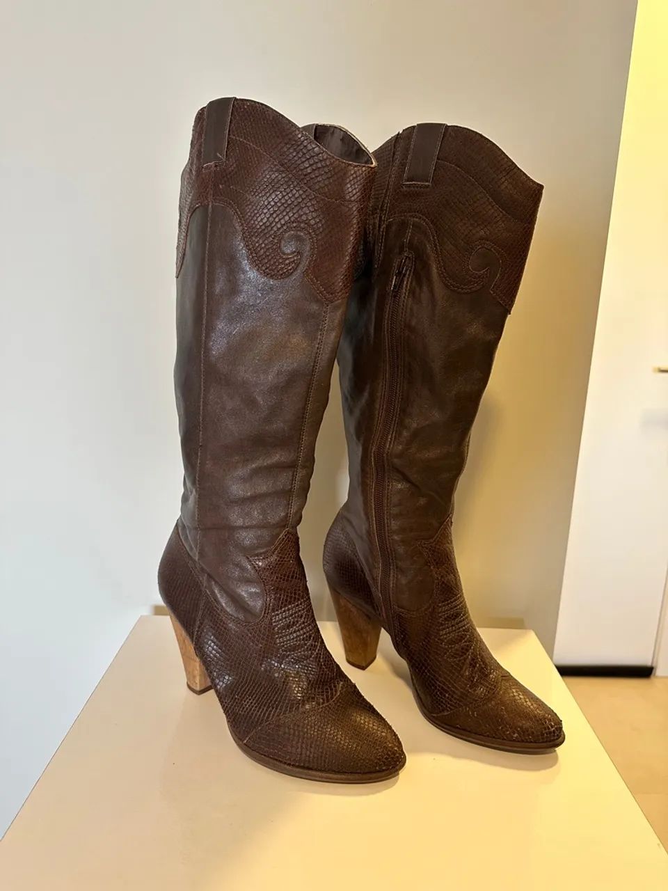 Botas Arezzo couro Tam 38 - Foto 3