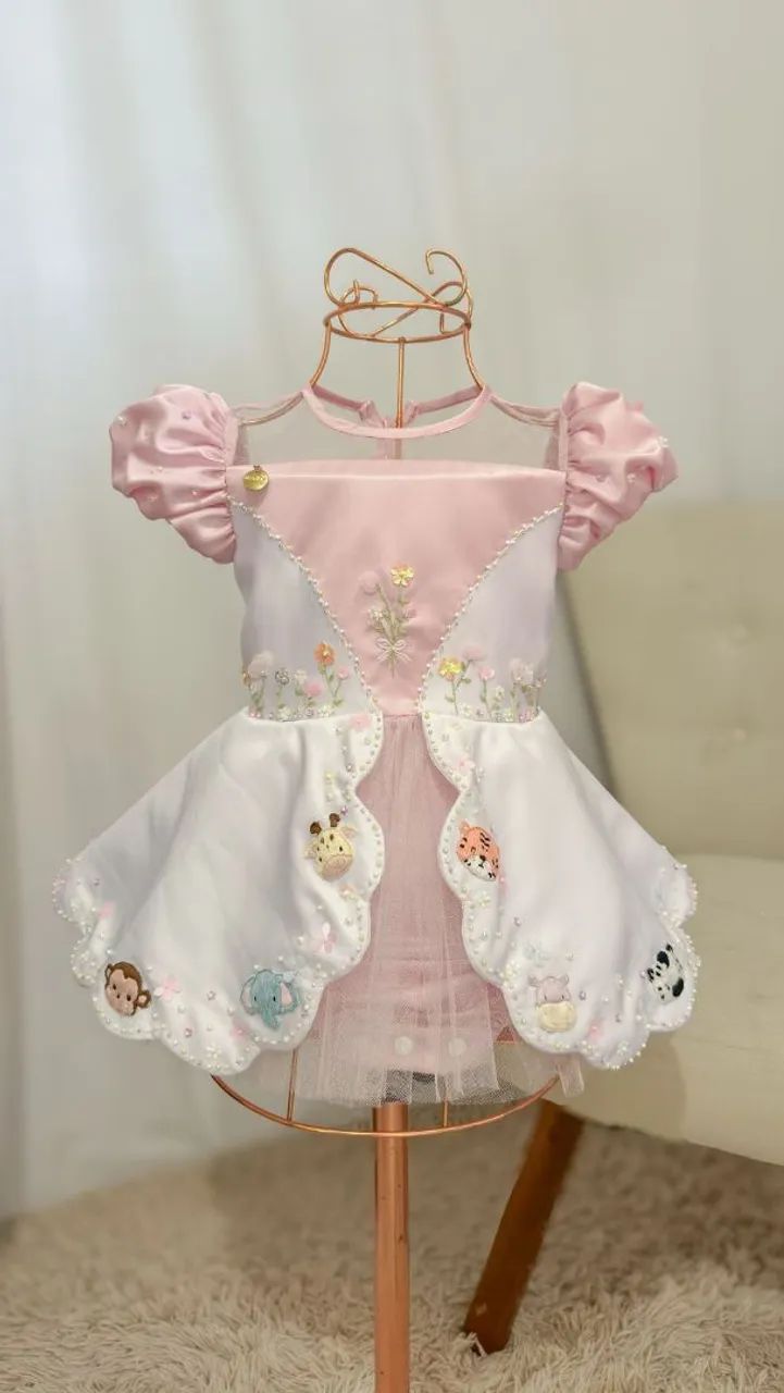 Vestido para festa de 1 ano, usado uma única vez. Todo bordado a mão lindo 