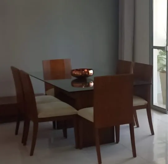 Mesa de vidro 6 cadeiras . Muito bonita e super conservada