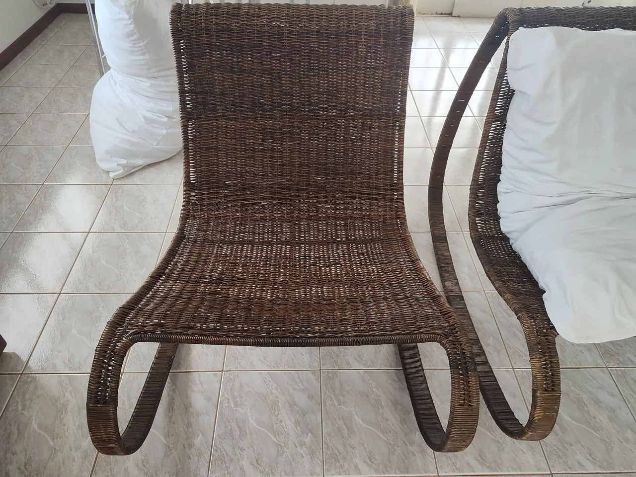 Poltrona de vime para área externa marca Breton.