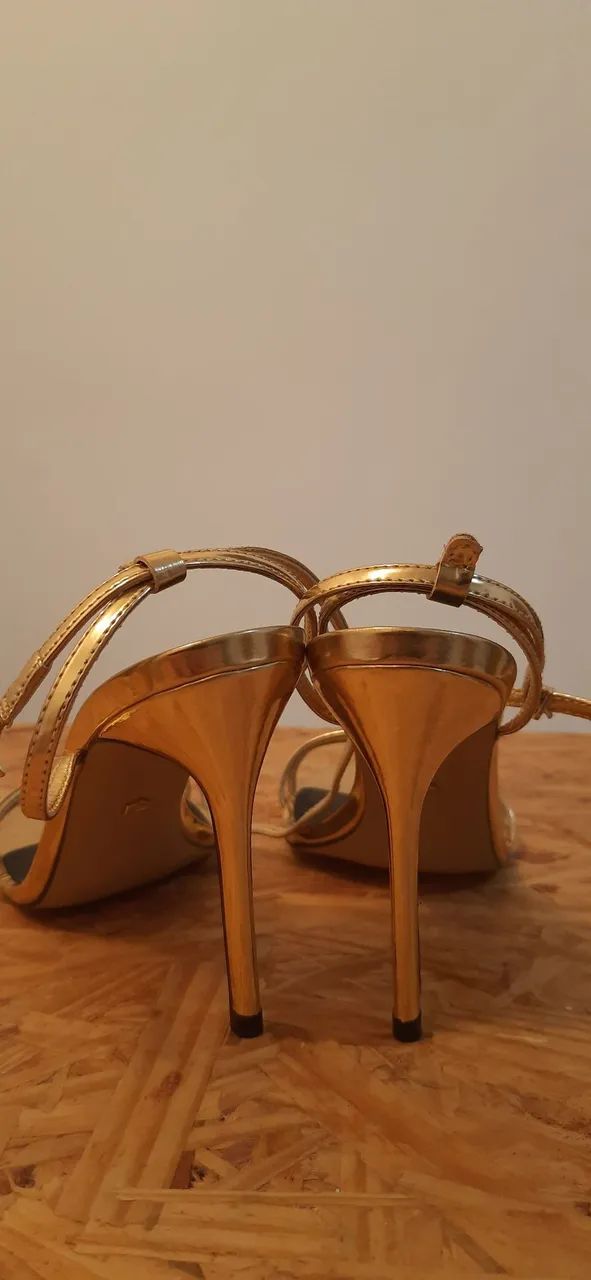 Sandália dourada Arezzo 38 - Foto 3