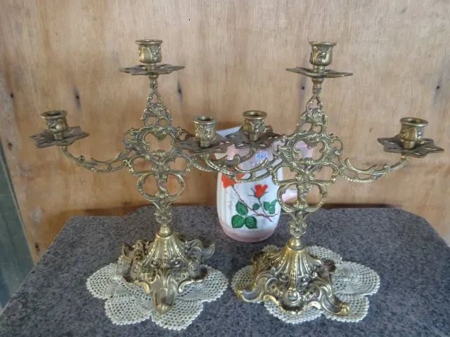  castiçal antigo grande em metal 35 cm altura por 33 cm largura - Foto 5