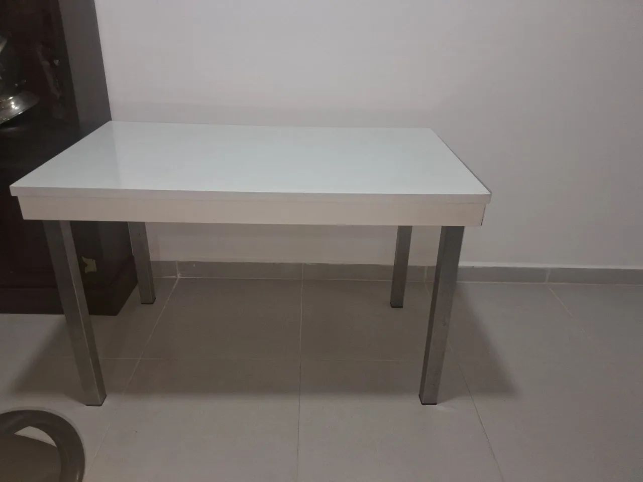 Mesa branca com pernas em alumínio escovado - Foto 2