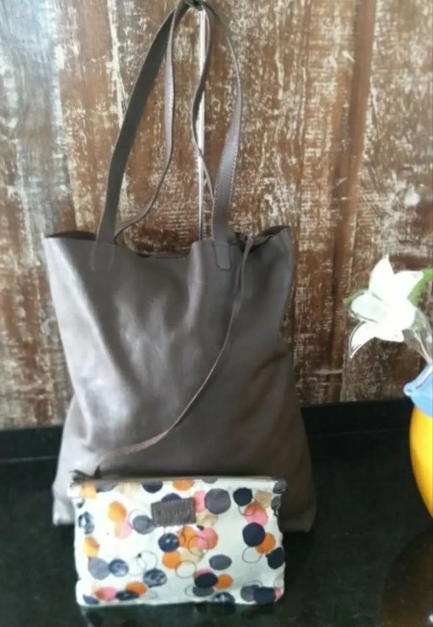 BOLSA GRANDE, DE TIRACOLO, EM COURO LEGÍTIMO 100%, MARCA RICHARDS.