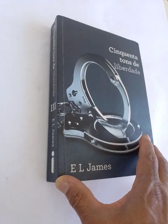 Livro Cinquenta Tons de Liberdade - E.L. James - Foto 5