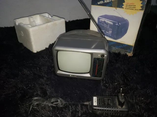 Tv Rádio Vintage Diplomat Mini Tv 5 Polegadas  - Foto 5