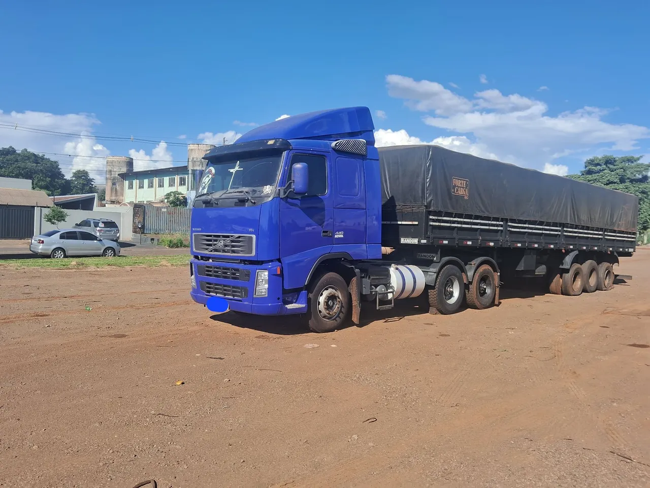 Caminhão Volvo FH 440 - 6x4 engatado Randon